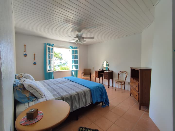 חדר שינה גדול עם מיטת קינג - סייז ונוף לים.