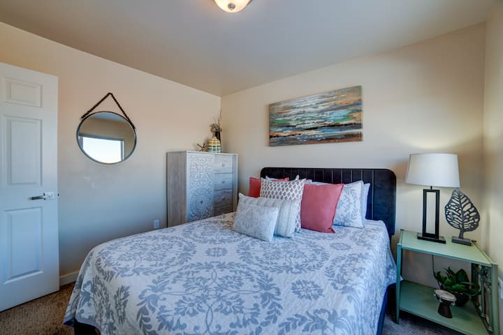 Great Decor & Ceiling Fan in Bedroom #3