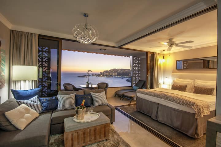 A luxurious suite with a sea view from the entire apartment