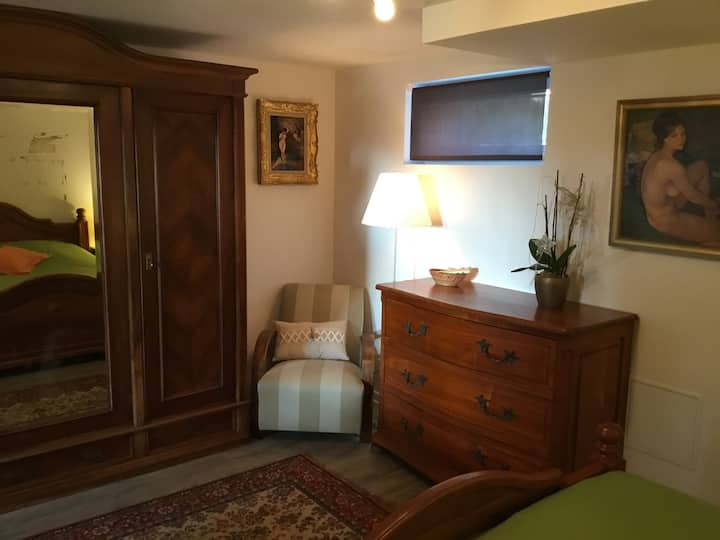 Grande chambre, vue depuis le lit.