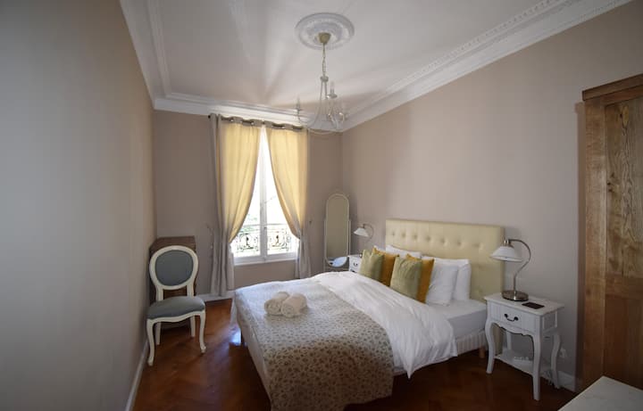 Slaapkamer 1. Rustige binnenplaats buiten.