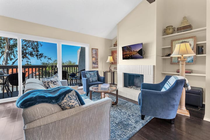 ห้องนั่งเล่นพร้อมสมาร์ททีวีและโซฟาแบบดึงออกได้เต็มรูปแบบ 