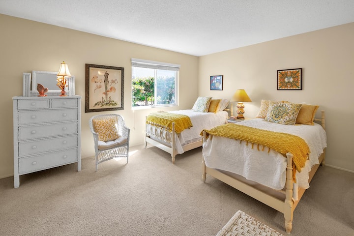 ห้องนอนแขก (เตียงแฝด 2 หลัง) พร้อมห้องน้ำในตัว