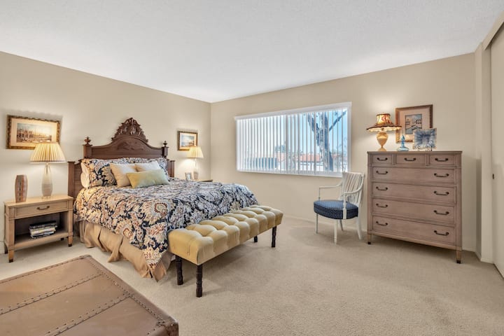 ห้องนอนใหญ่ (เตียงควีนไซส์) พร้อมห้องน้ำในตัว