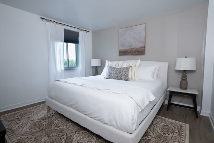 Letto matrimoniale grande ha un materasso lussuoso e di lusso