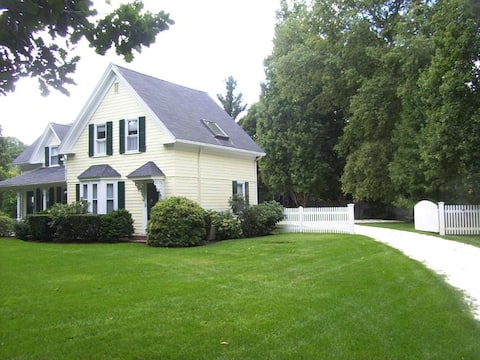 Charming Family-Friendly, 3+ Bedroom, Farmhouse
