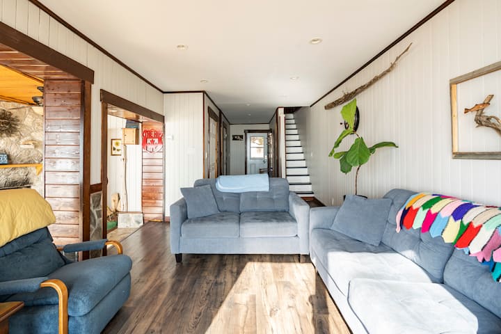 ห้องนั่งเล่นที่อบอุ่นทันสมัยและเรียบง่าย 