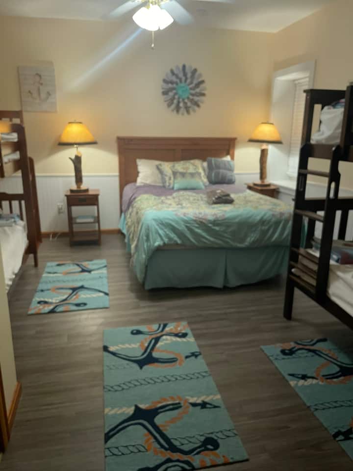 #4 Slaapkamer. Queensize bed en 2 twee eenpersoonsbedden