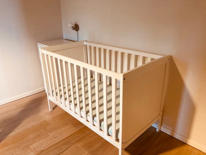 Slaapkamer 3 (boven), 1-persoons bed en babybed. 