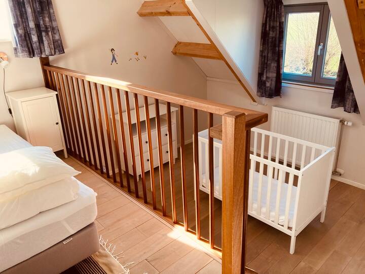 Slaapkamer 2 (boven), 2-persoons bed en babybed.