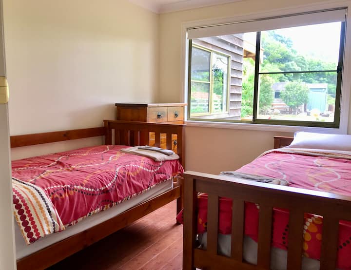 Tercera habitación en la planta baja, con dos camas individuales y vistas al jardín. Perfecto para los niños.