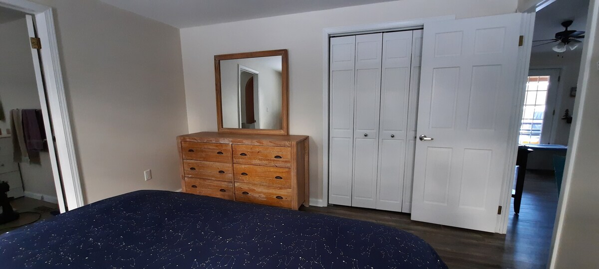 Მთავარი საძინებელი საგარდერობო ზღურბლის გარეშე