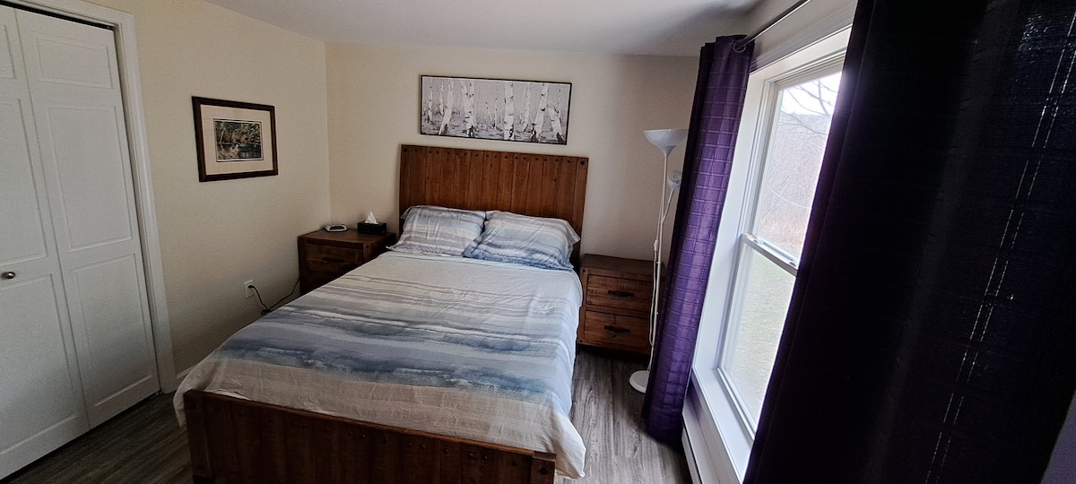 მე-2 საძინებელი მთავარ სართულზე (Queen)