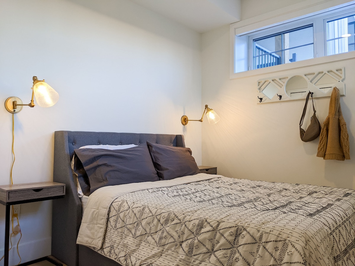 Dyshek krejtësisht i ri dhe grila të errëta për një pushim të rehatshëm gjatë natës. Batanije, jastëkë dhe shtroja krevati shtesë mund të gjenden në sirtarët poshtë krevatit. 