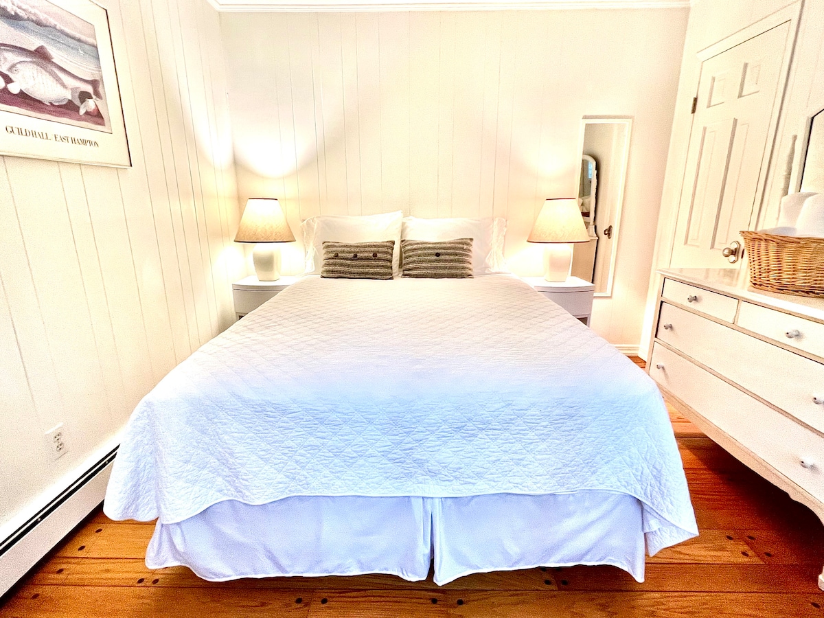 Bračni krevet (širok 150 - 179 cm) u spavaćoj sobi na prvom katu 