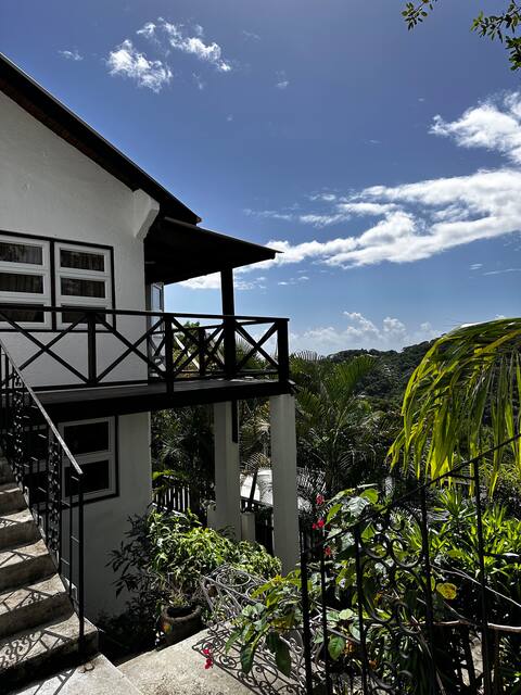 Charming Private Cottage in Gated Estate