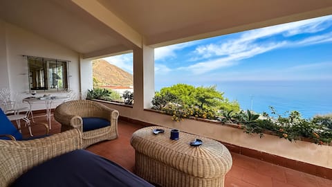 Villa by the sea side "Villa Fortunato"