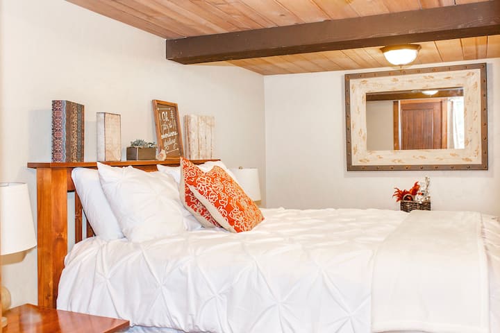 Bedroom 1
Queen sized bed