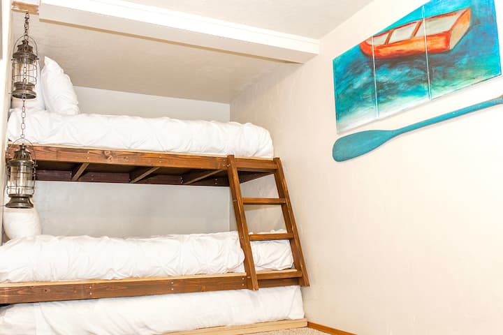 Bedroom 2
Full size bed
Twin size bunk bed
Twin size trundle bed