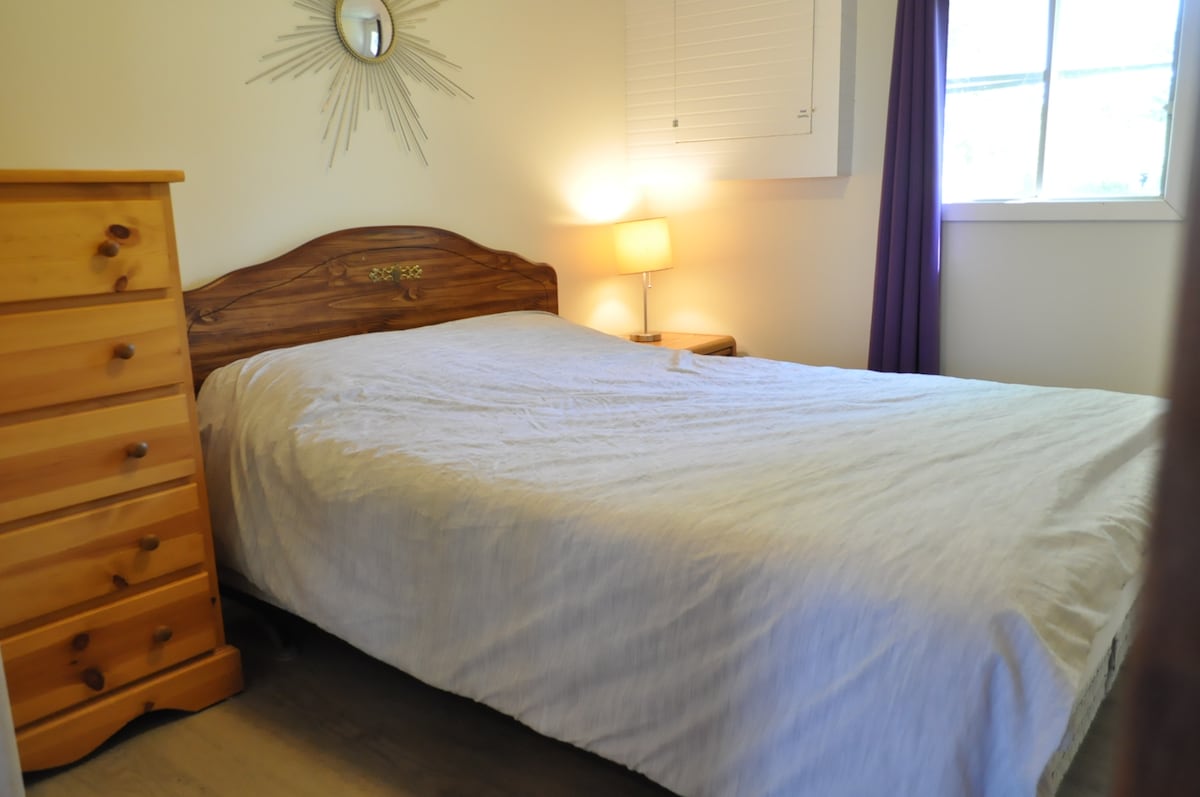 Master Bedroom - Queen Bed