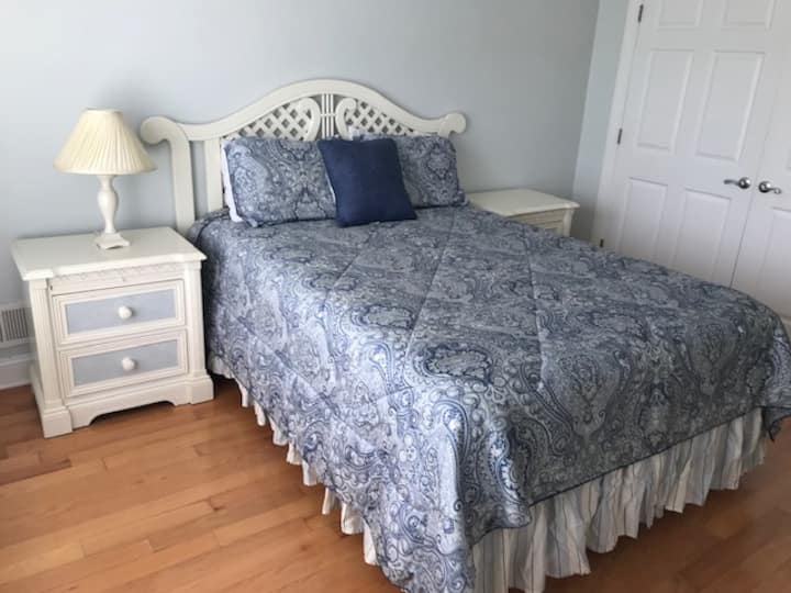 Queen bed Bed room 1