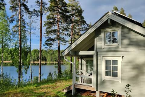 Lakeside Escape: Stylish Cottage with Sauna