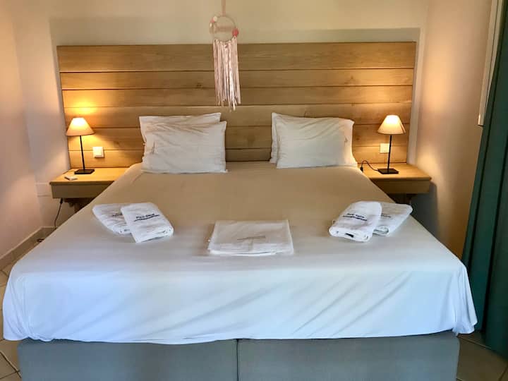 Υπνοδωμάτιο με υπέρδιπλο κρεβάτι