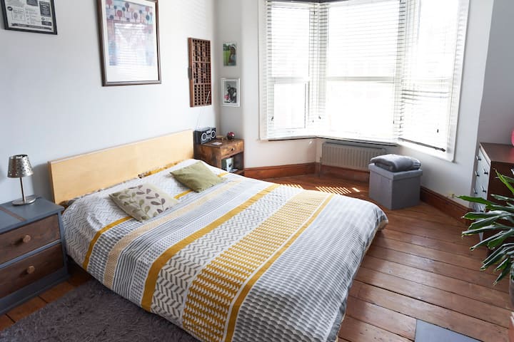 Chambre principale munie d'un lit king size bas