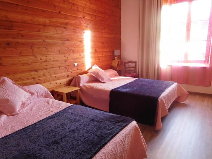 Slaapkamer 2 x 2 tweepersoonsbedden - uitzicht op de tuin Slaapkamer ( 2)