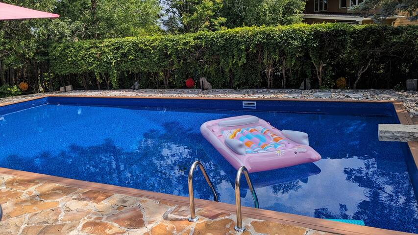 Pets Pool Hot Tub Sauna – Santa Fe Style Retreat! gallery image 2