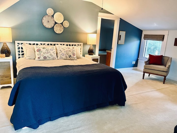 Dormitorio principal con cama King y baño completo en suite.