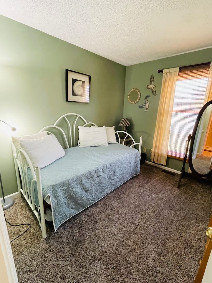 غرفة النوم رقم2 سرير نهاري مع سرير ثانٍ