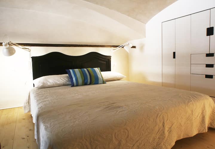 La zona notte del primo livello con il suo accogliente soffitto voltato. A destra un ampio armadio