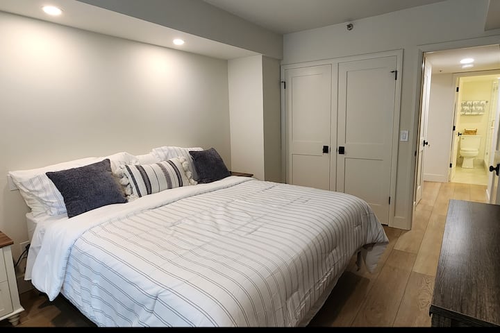 Bedroom - King Bed, Flat panel (cable, DVD), Closet