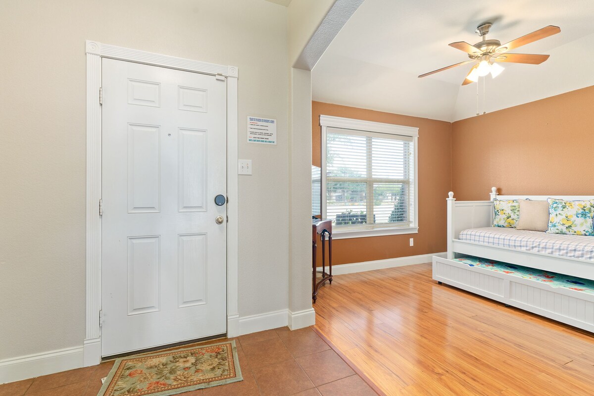 ประตูหน้าและห้องเล่นเกมพร้อมทีวีและเดย์เบดเดี่ยว 