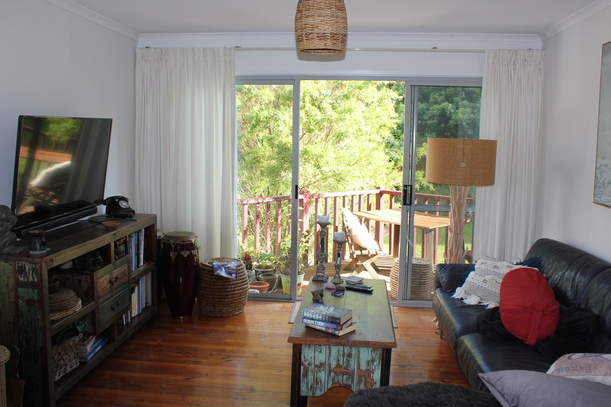 Woonkamer met smart tv en soundbar 