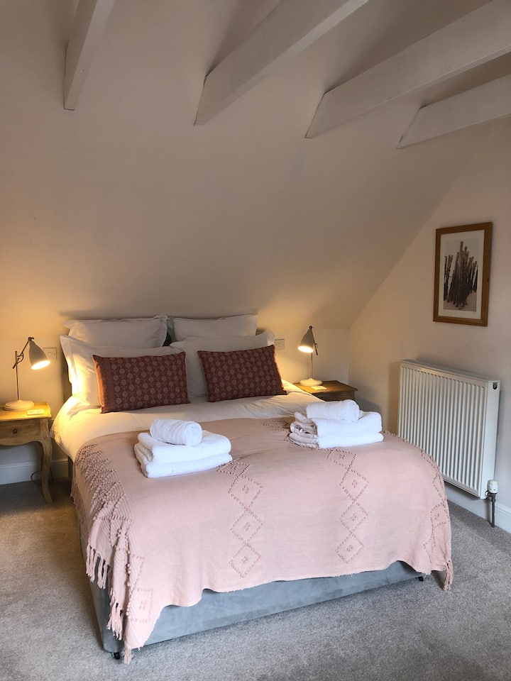 Მოამზადეთ საძინებელი დიდი ზომის საწოლით.