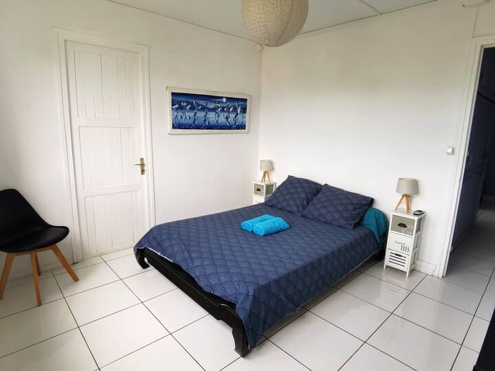 Habitación con aire acondicionado y cama doble