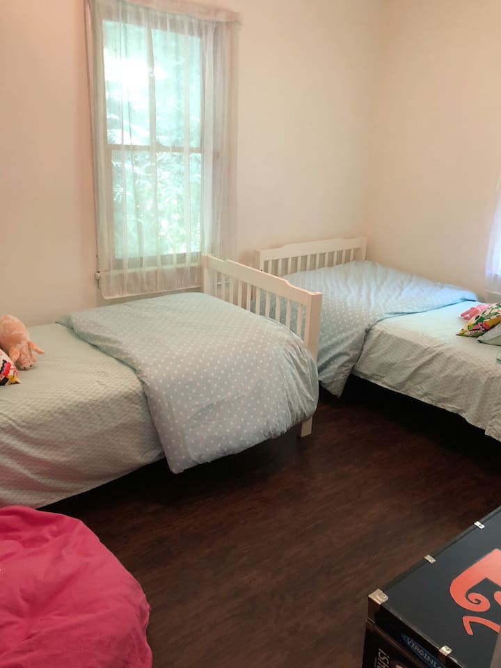 שתי מיטות יחיד בחדר השינה השלישי