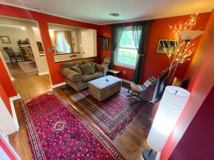 Sitting area and entry.