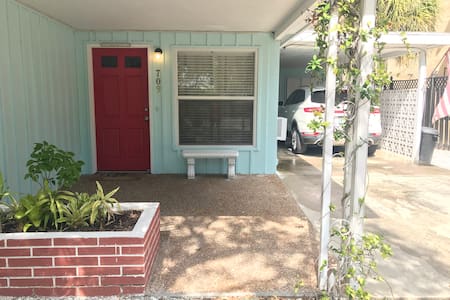 No steps to enter home, door opening is 35,5 inches wide....