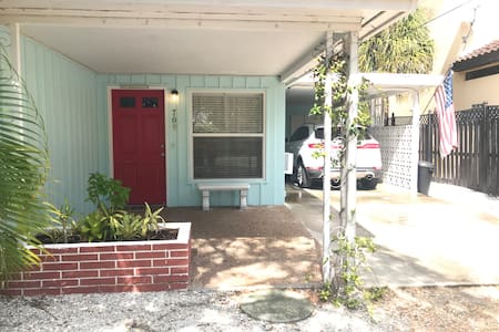 Well lit , easy access front entrance to the cottage!