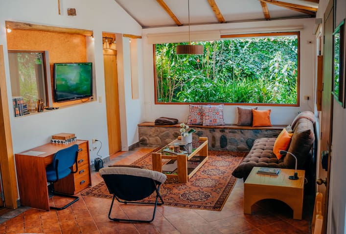 Entire home with 1 bedrooms in Cuenca - Private suite, garden, parking, Wi-Fi & Smart TV