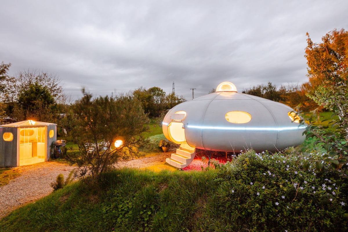 光の箱舟—2013:超時空への旅 UFO「未来風の空飛ぶ円盤」！ - 借りられる飛行機 - Redberth