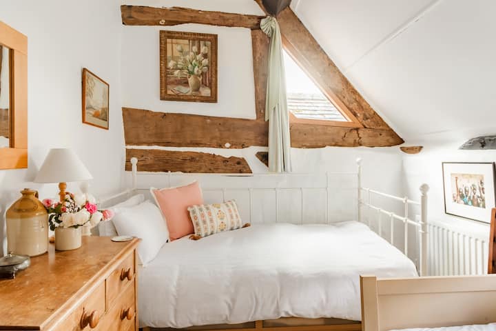 卧室4两张标准单人床。