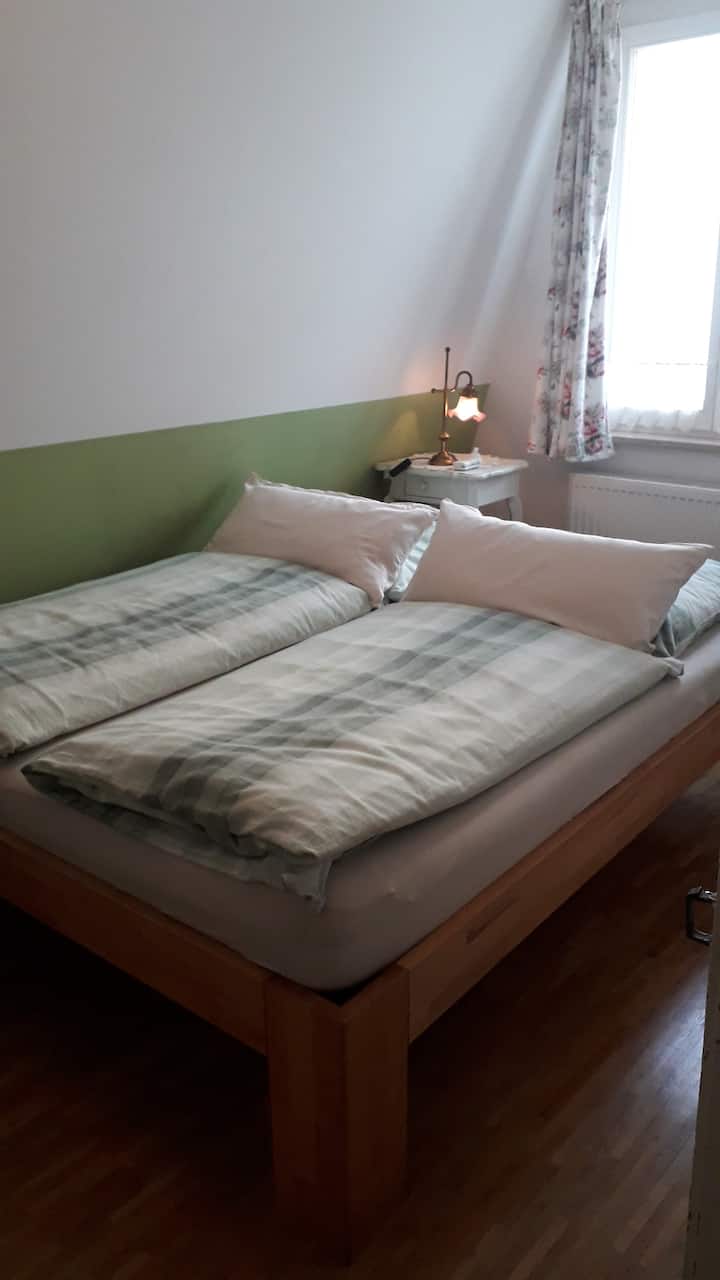 Chumba cha kulala chenye kitanda cha watu wawili 160 x 200 sentimita