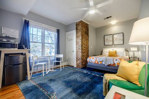 Carriage House Studio w/parking!  -