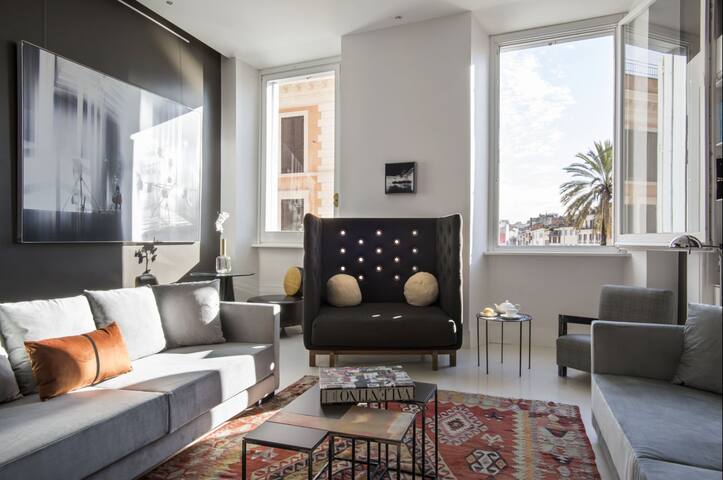 Luxury Apartment and Art with Spanish Steps View