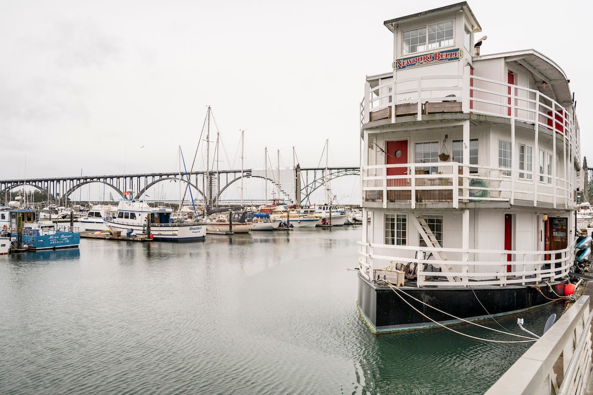 Sternwheel Riverboat B&B Cabin 5 - Bed and breakfasts for Rent in Newport,  Oregon, United States - Airbnb