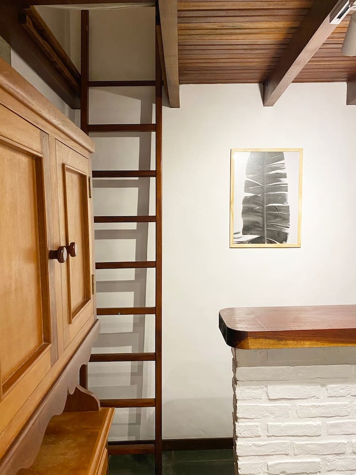 Მიუყევით კიბეს ანტრესოლამდე, რომელიც შეესაბამება ჩვენს მეორე საძინებელს.